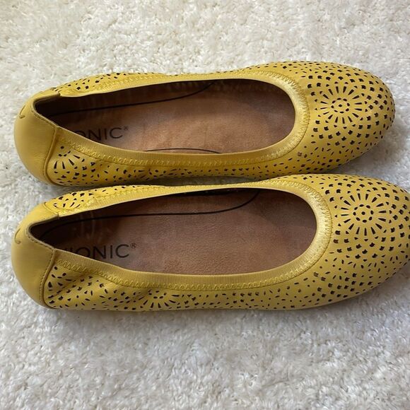 Vionic Womens Yellow Laser Cut Leather Ballet Flats Sz 8.5 - Picture 3 of 9